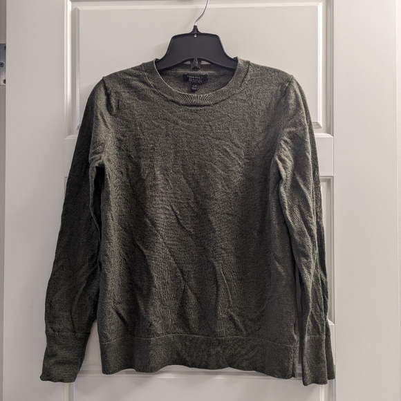 **PULLED** 🎉3/$50🎉 Banana Republic Merino Wool Sweater - Picture 2 of 5
